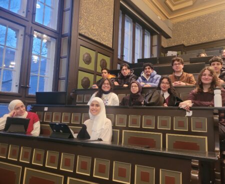 Der Chemie-LK verbrachte einen Tag an der Universität.