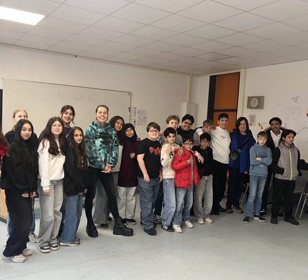 Sängerin besucht die Leinetalschulen.