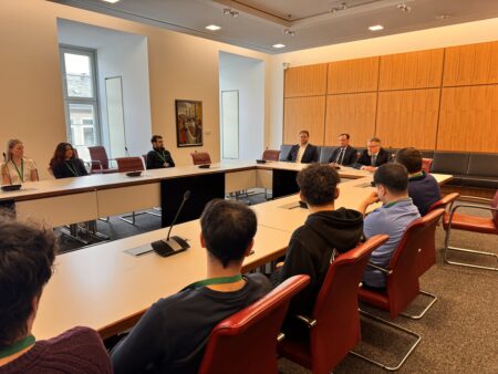 Der 12. Jahrgang besuchte den Landtag und diskutierte mit Politikern.