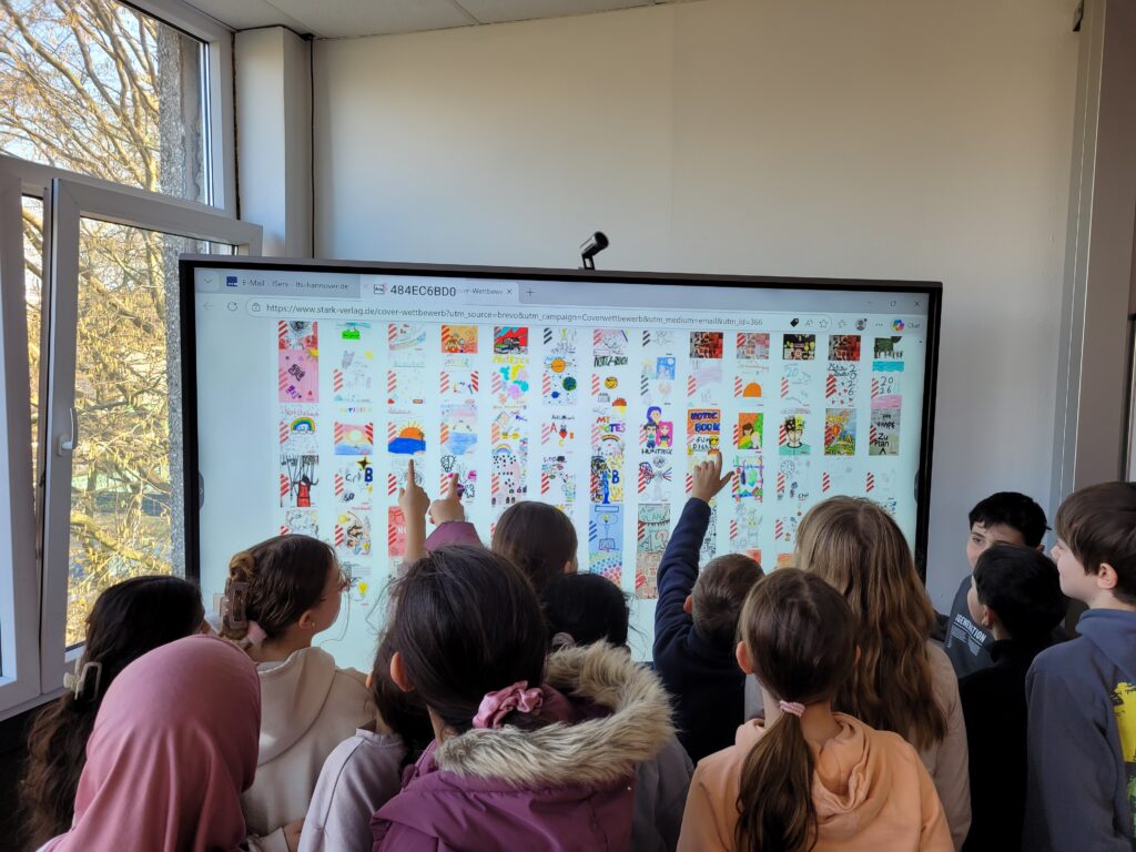 Die KLasse 5 Gym gestaltete Notizbuch-Cover für einen Wettbewerb.