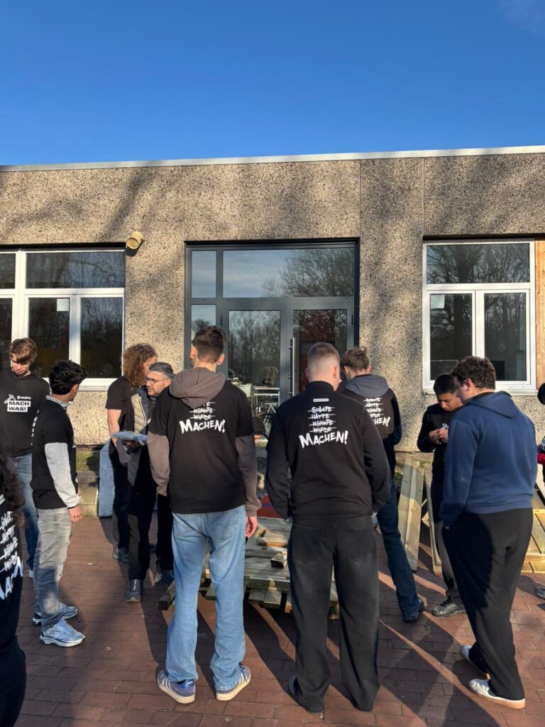 Die Klasse 10 RS gestaltet unseren Schulhof um.