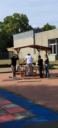 Die Klasse 9 RS gestaltet den Schulhof um.